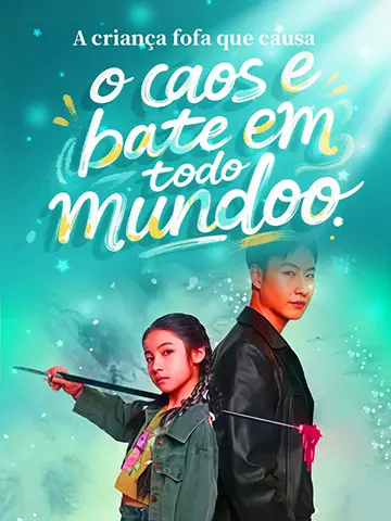 A criança fofa que causa o caos e bate em todo mundo